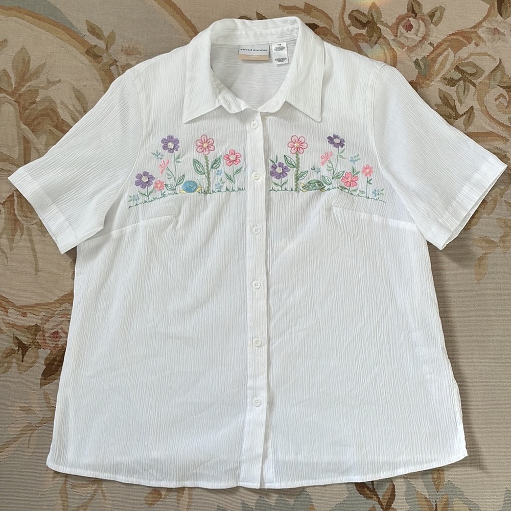 Size 16 W Alfred Dunner, white blouse with embroidered garden